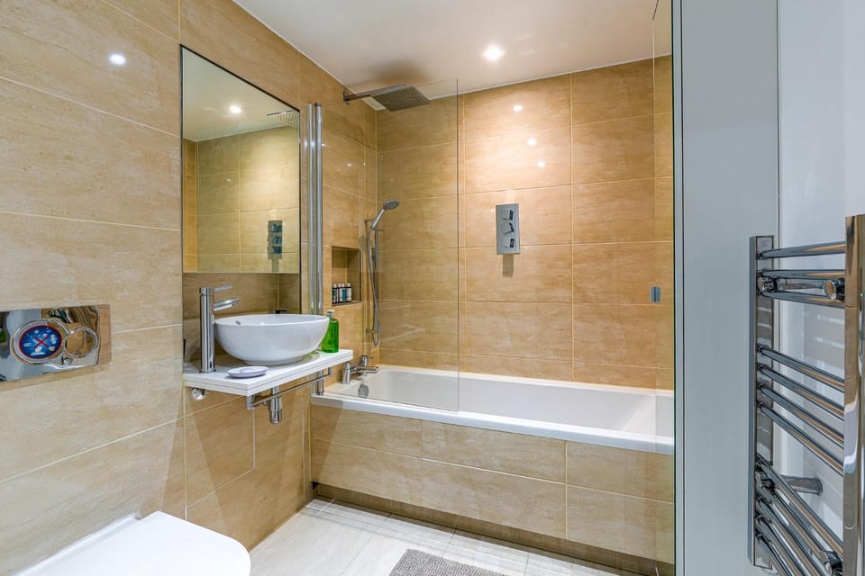 Earl's Court Gem Sleeps 6 Lift & Tube Apartment in City of Westminster