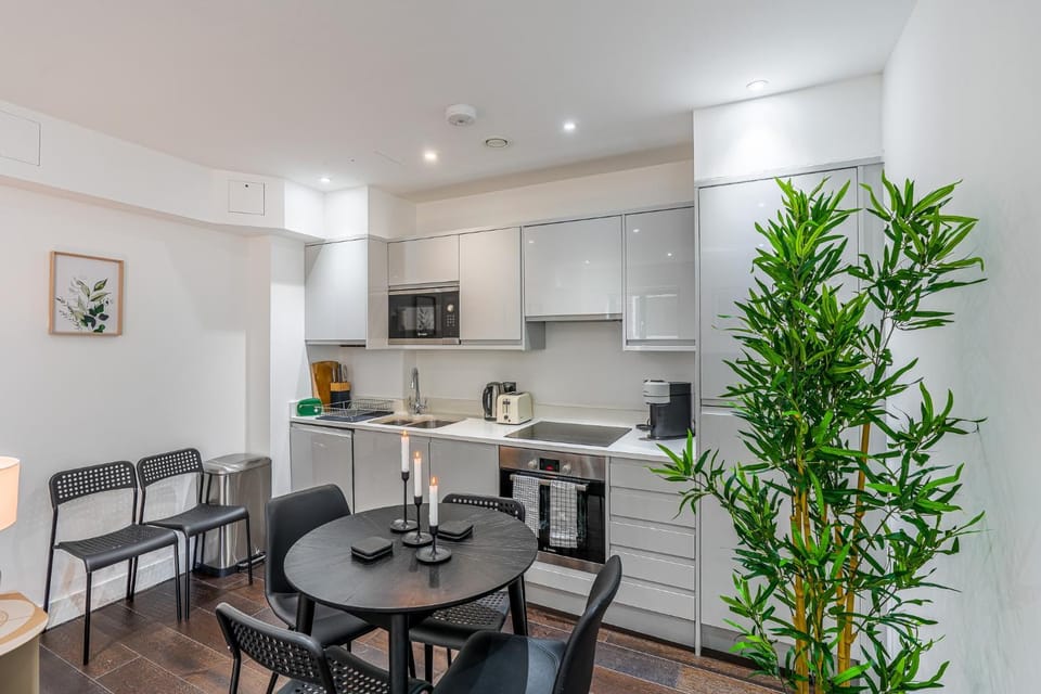 Stylish 1BR Flat Earl's Court Sleeps 6 Lift Apartment in City of Westminster