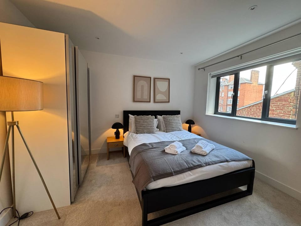 Stylish 1BR Flat Earl's Court Sleeps 6 Lift Apartment in City of Westminster