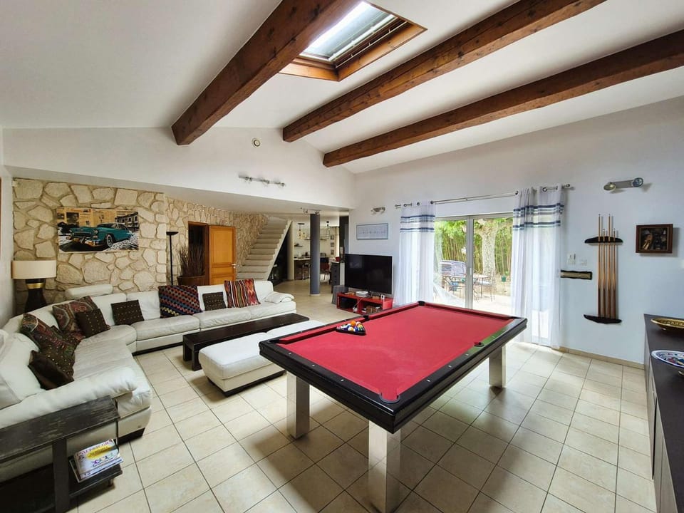 Piscine, plage à pied, WIFI, billard, babyfoot, ping pong, BBQ... Villa in La Seyne-sur-Mer