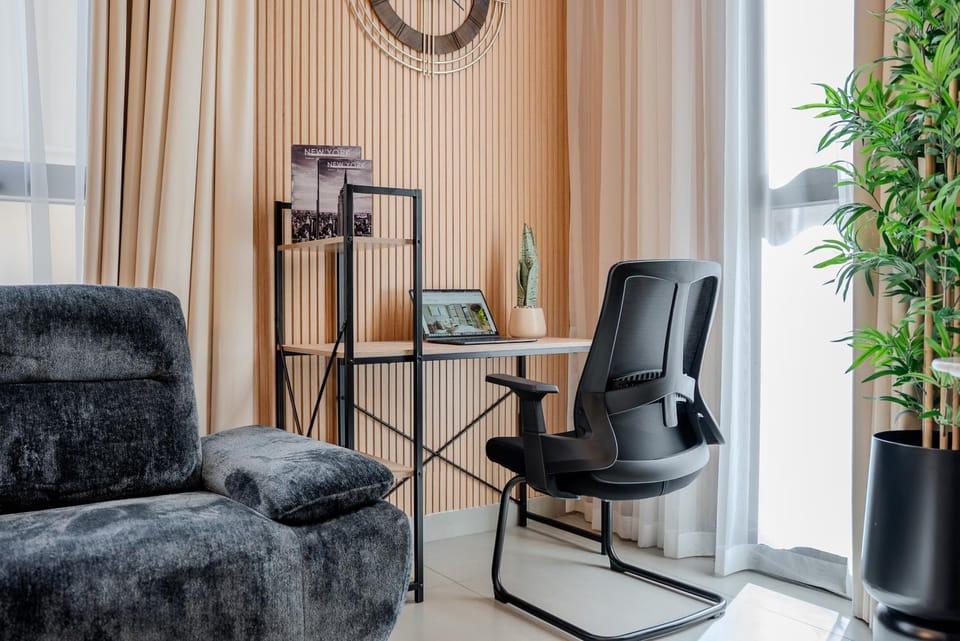 1BR Poolview Home - Sleeps 4 - 2WCs - Workstation Apartment in Al Sharjah