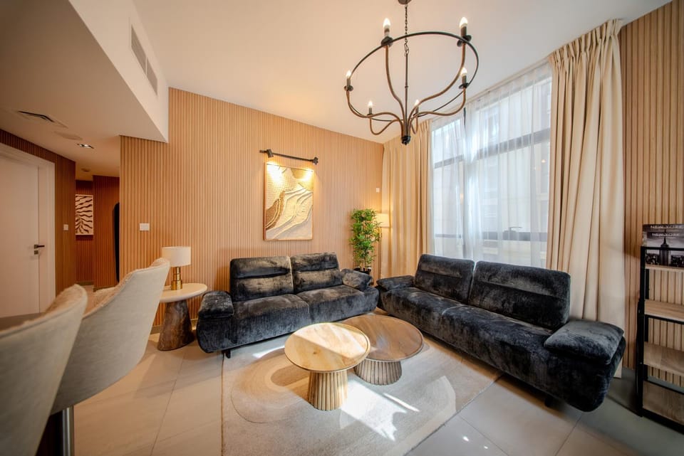 1BR Poolview Home - Sleeps 4 - 2WCs - Workstation Apartment in Al Sharjah