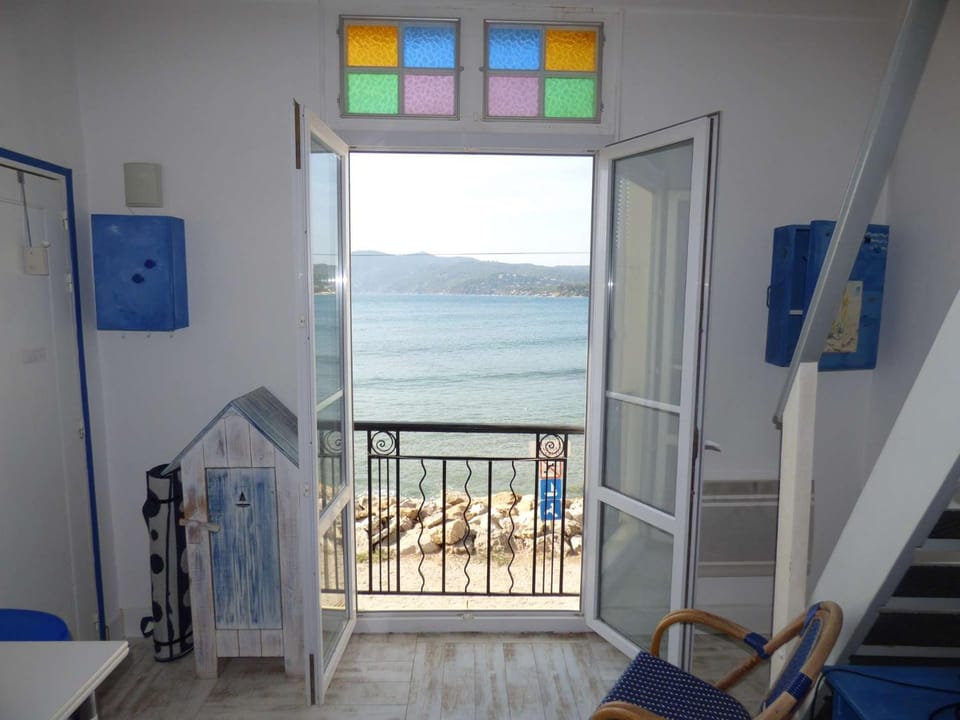 Rare à la location, pieds dans l' eau, pleine vue mer, wifi ... Apartment in La Seyne-sur-Mer