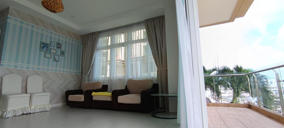 View (from property/room), Balcony/Terrace, Living room, Seating area