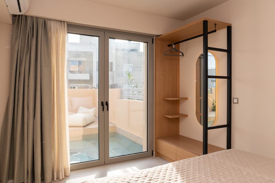 Photo of the whole room, Bedroom, Pool view