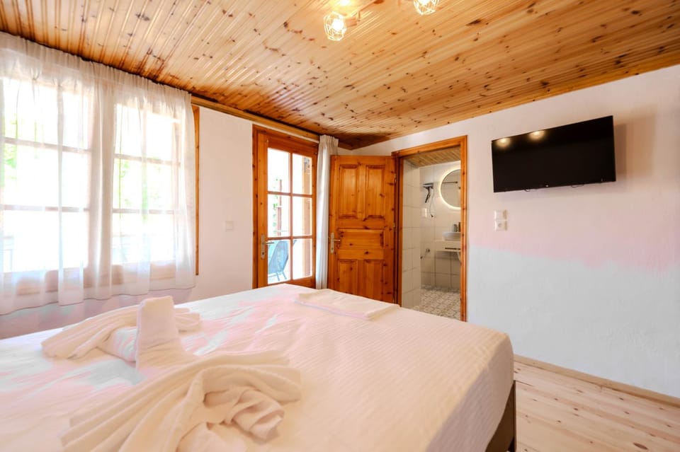 Bed, TV and multimedia, Photo of the whole room, Evening entertainment, Bedroom, towels