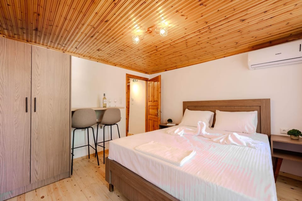 Bed, Photo of the whole room, Bedroom, wardrobe, air conditioner