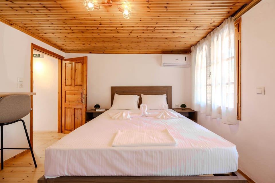 Bed, Photo of the whole room, Bedroom, air conditioner