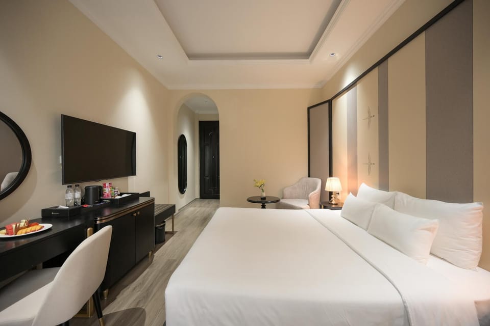 Communal lounge/ TV room, Bed, TV and multimedia, Living room, Photo of the whole room, Seating area, Evening entertainment, Bedroom, hair dresser