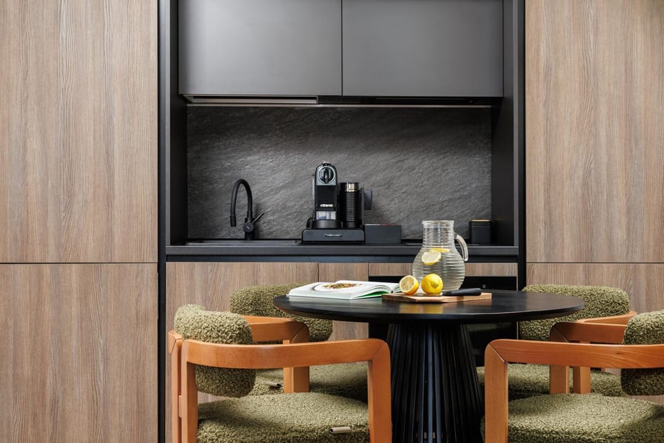 Coffee/tea facilities, Dining area, oven, stove, kitchen