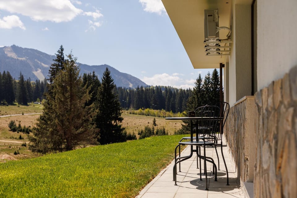 Property building, Patio, Natural landscape, Garden, Garden, Balcony/Terrace, Landmark view, Mountain view
