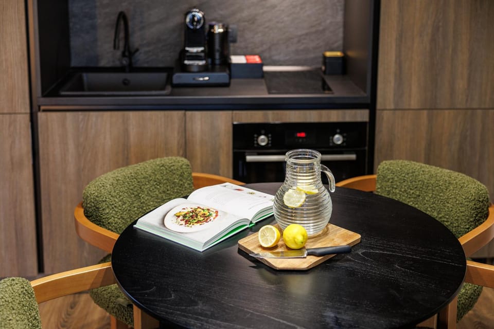 Coffee/tea facilities, Dining area, Guests, oven, stove