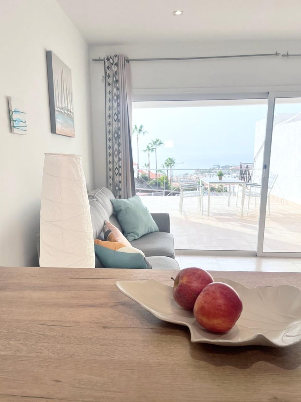 Natural landscape, Balcony/Terrace, Living room, Food and drinks, Seating area, Dining area, Food, Sea view, Sunrise