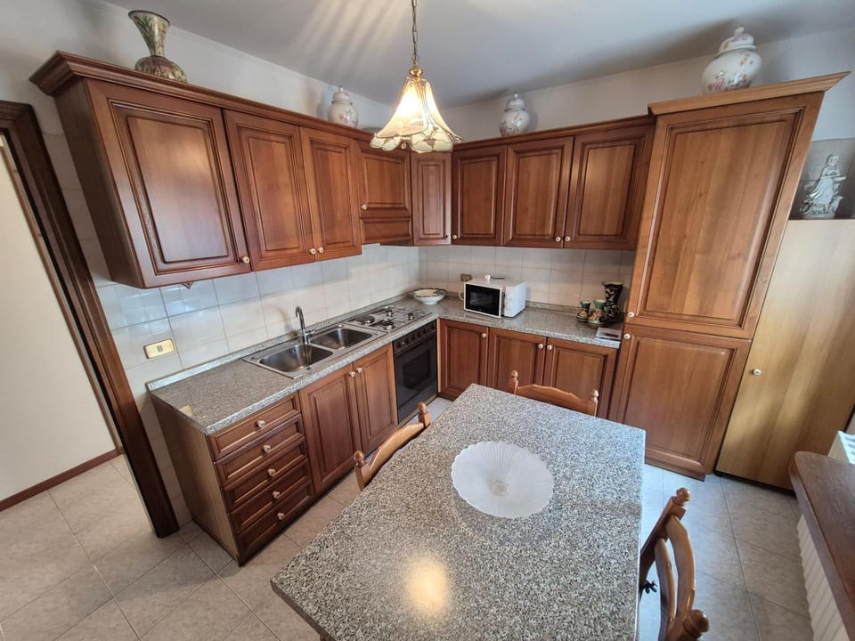 Kitchen or kitchenette, Dining area, stove