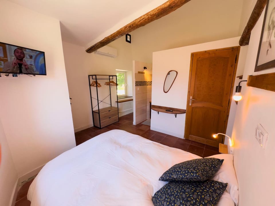 Bed, TV and multimedia, Photo of the whole room, Bedroom, wardrobe, air conditioner