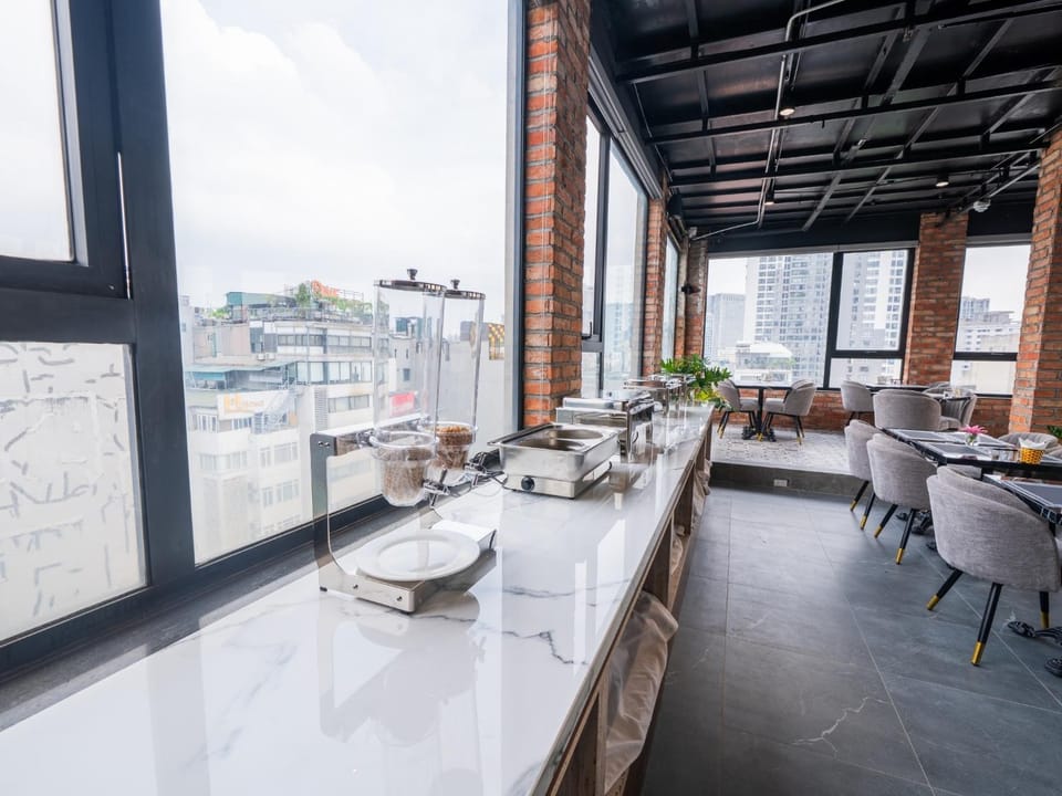 Restaurant/places to eat, Banquet/Function facilities, Breakfast