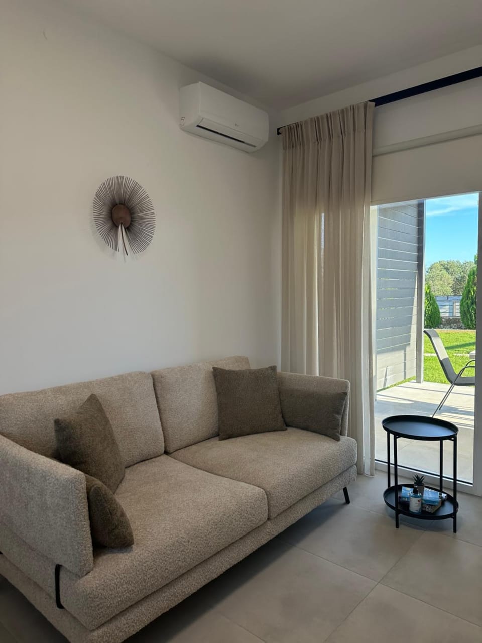 Living room, Seating area, air conditioner