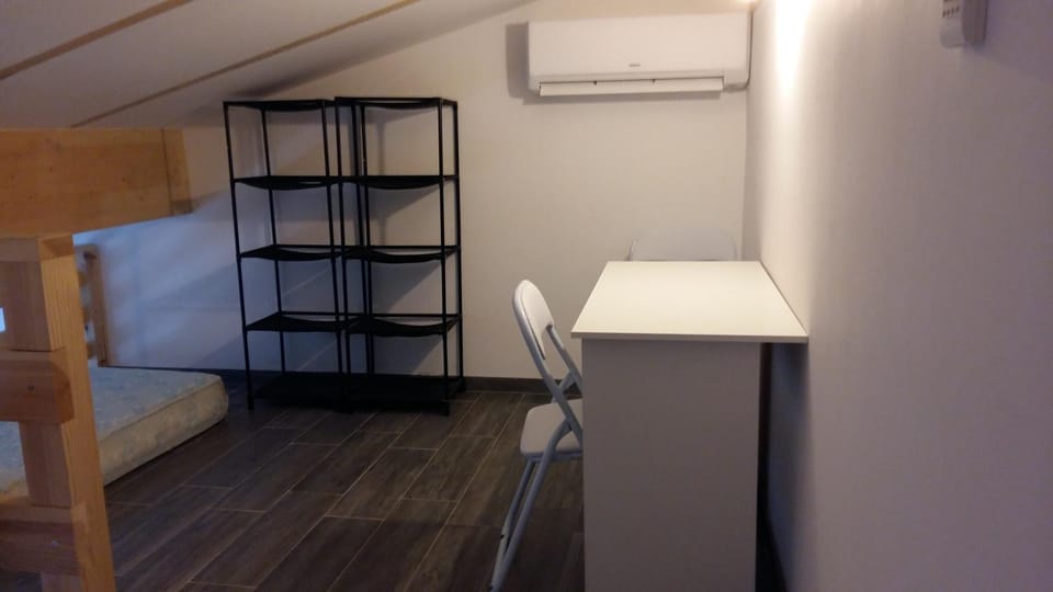 Bed, Seating area