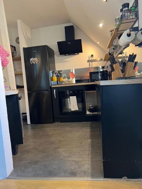 Kitchen or kitchenette, minibar, oven, stove