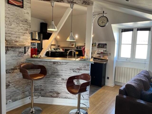 Kitchen or kitchenette, minibar