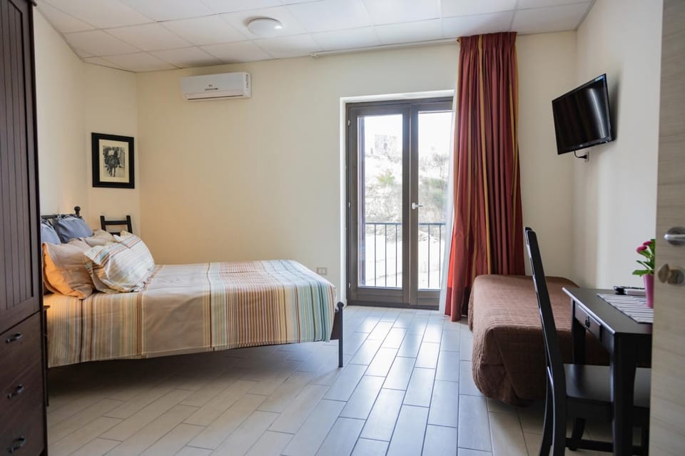 Bed, TV and multimedia, Photo of the whole room, Bedroom, air conditioner