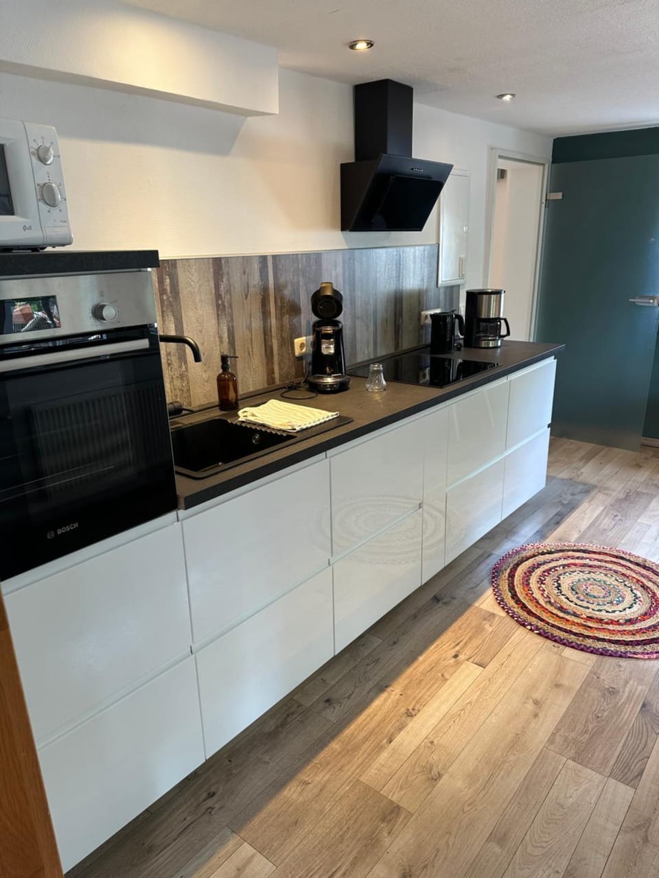 Coffee/tea facilities, Kitchen or kitchenette, stove