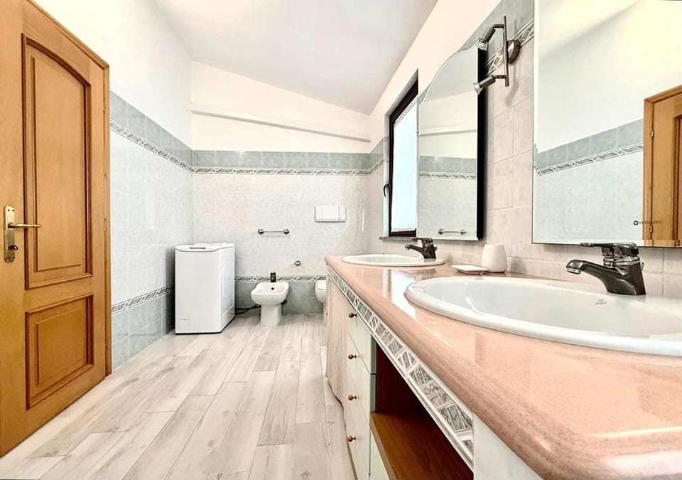 Toilet, Bathroom, towels