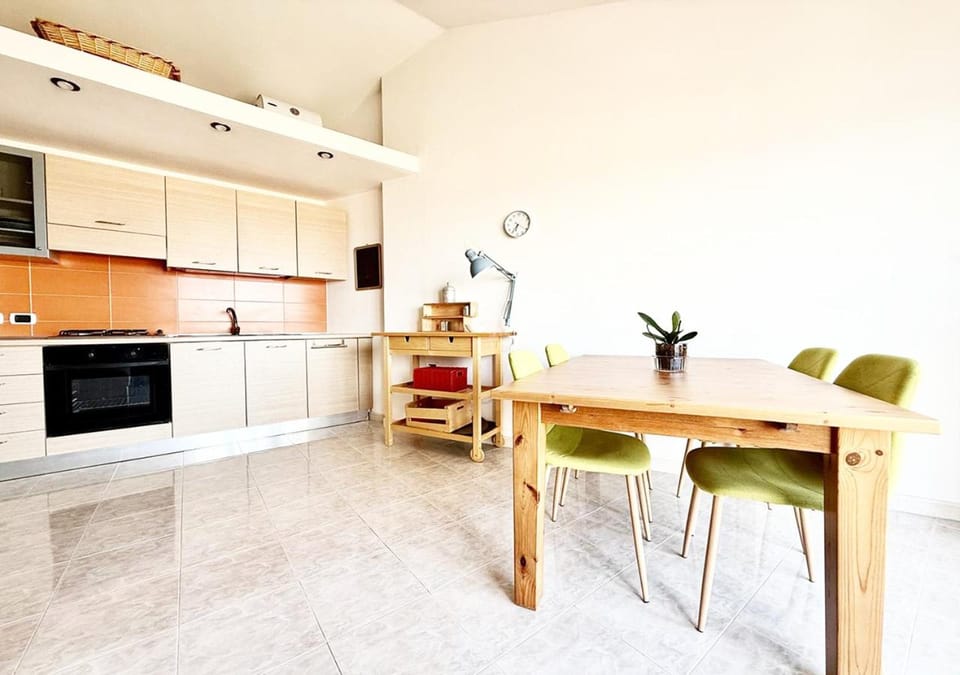 Kitchen or kitchenette, Living room, Seating area, Dining area, oven, stove