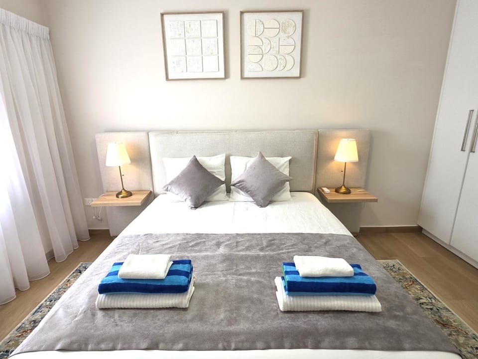 Bed, Bedroom, towels