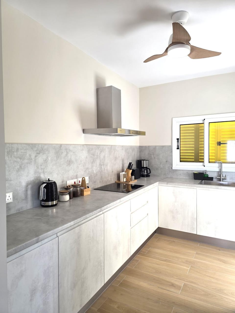 Coffee/tea facilities, Kitchen or kitchenette, stove, toaster