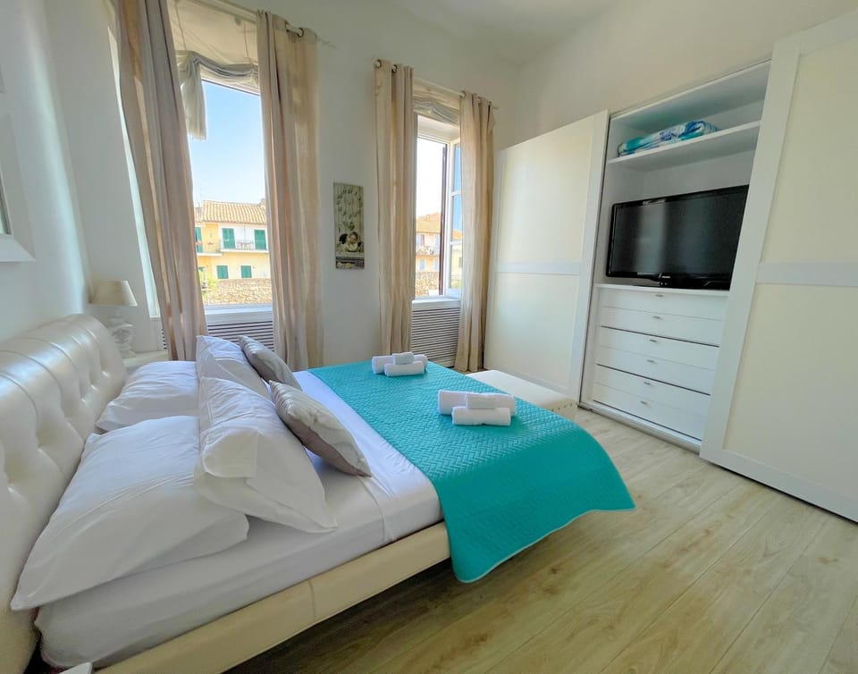 Bed, TV and multimedia, Photo of the whole room, Bedroom, towels
