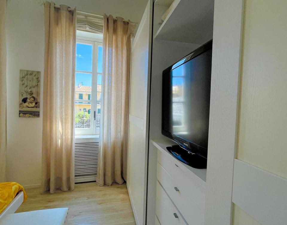 Bed, TV and multimedia, Photo of the whole room, Bedroom