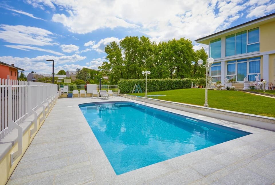 Swimming pool, Swimming pool