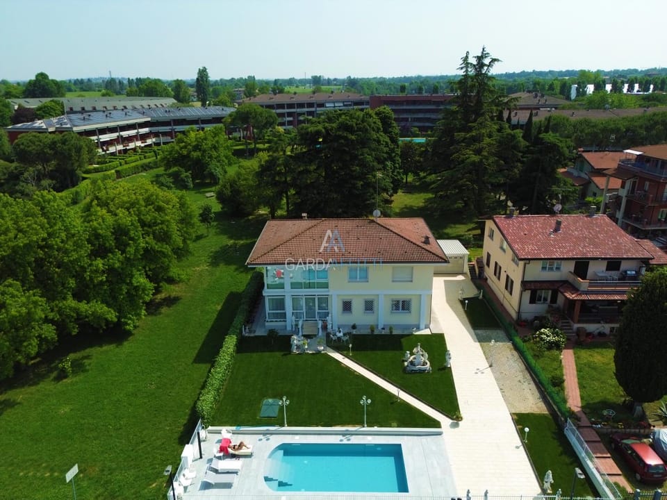 Property building, Garden view, Pool view, sunbed