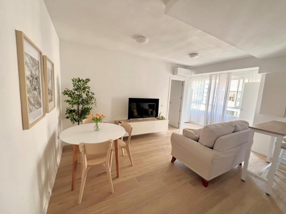 Communal lounge/ TV room, TV and multimedia, Living room, Seating area, Dining area, Evening entertainment