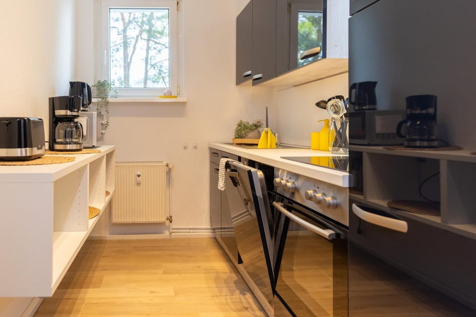 Coffee/tea facilities, Kitchen or kitchenette, dishwasher, oven, toaster