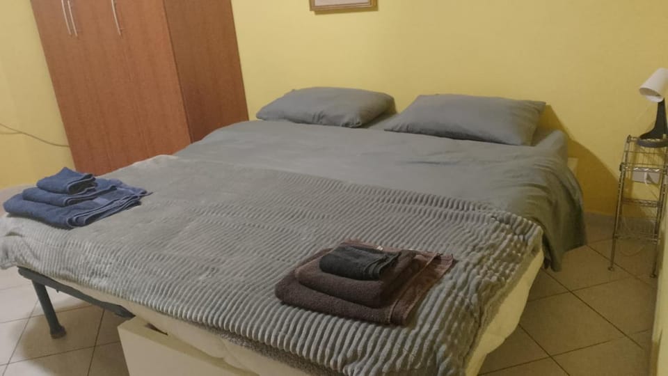 Bed, Photo of the whole room, Bedroom, towels