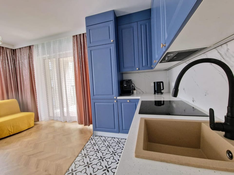 Bed, TV and multimedia, Kitchen or kitchenette, Living room, Seating area