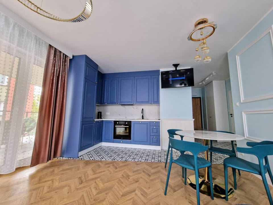 TV and multimedia, Kitchen or kitchenette, Living room, Photo of the whole room, Seating area, Dining area, oven, stove