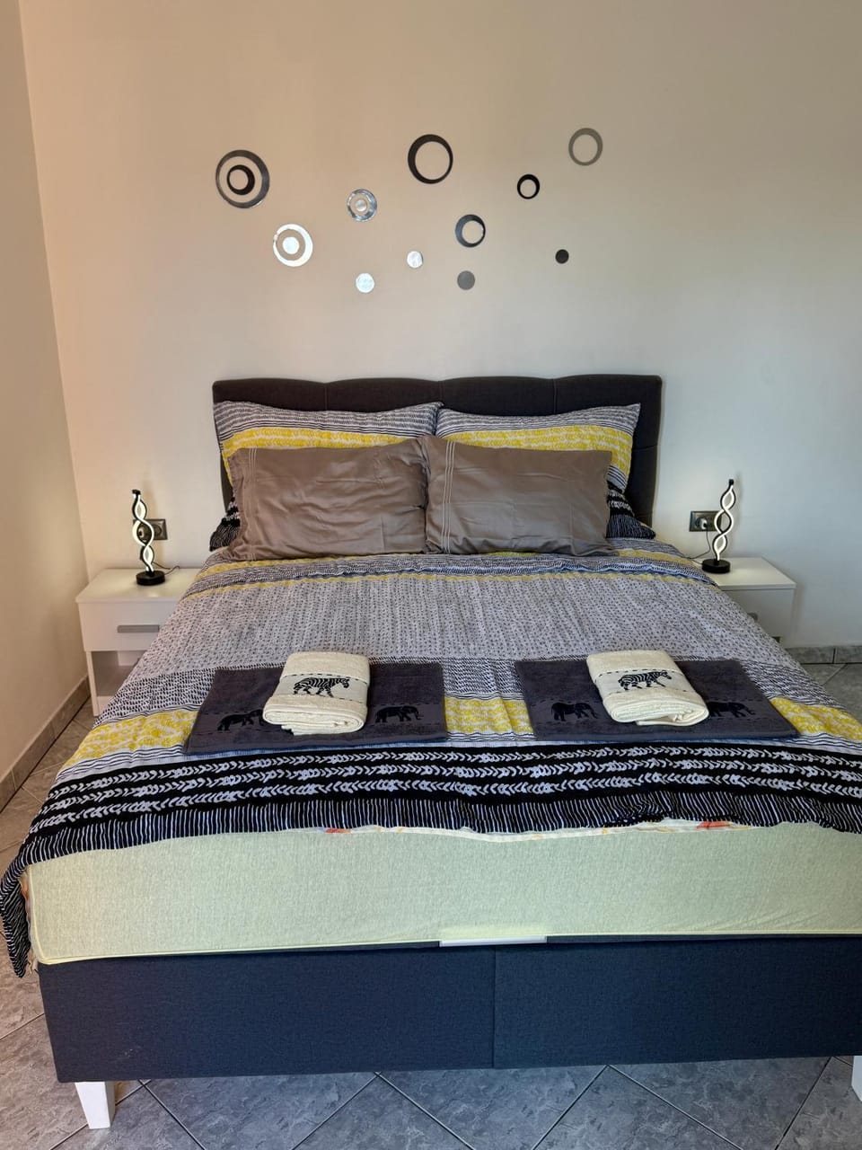 Bed, Bedroom, towels