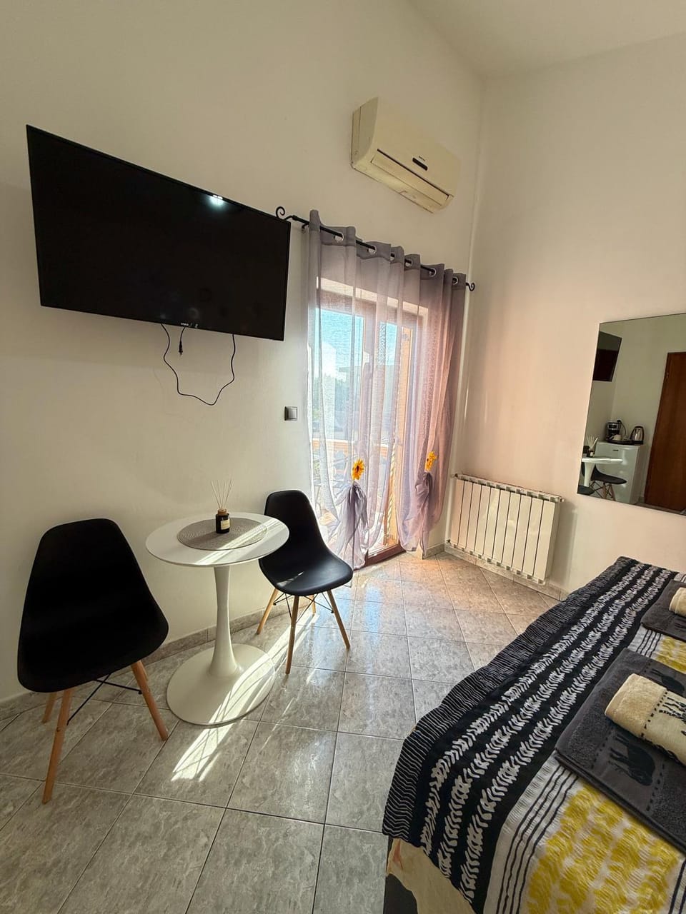 Bed, TV and multimedia, Seating area, Bedroom, air conditioner