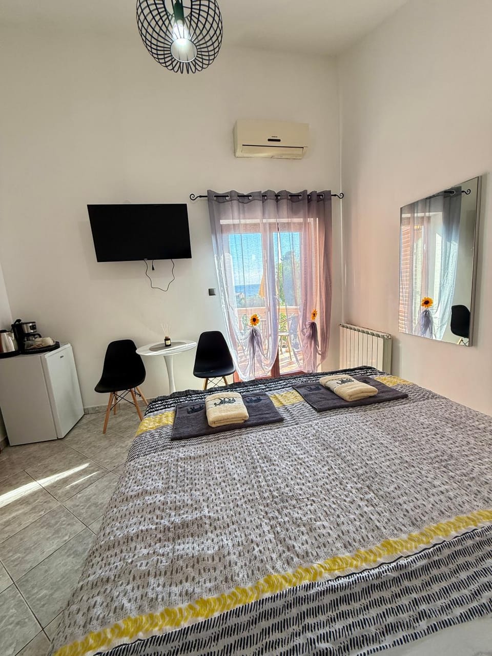 Bed, TV and multimedia, Seating area, Bedroom, air conditioner