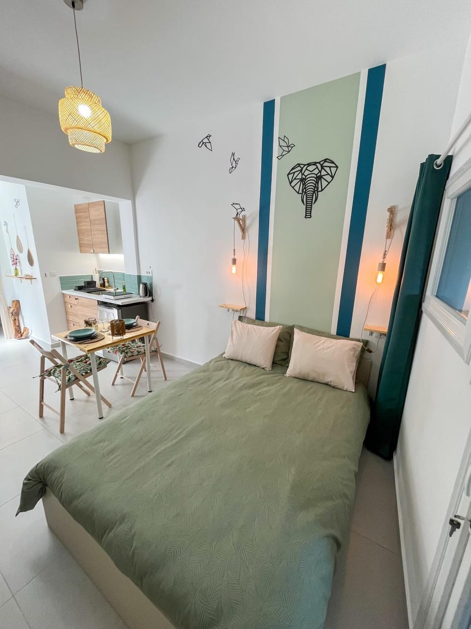 Bed, Photo of the whole room, Dining area