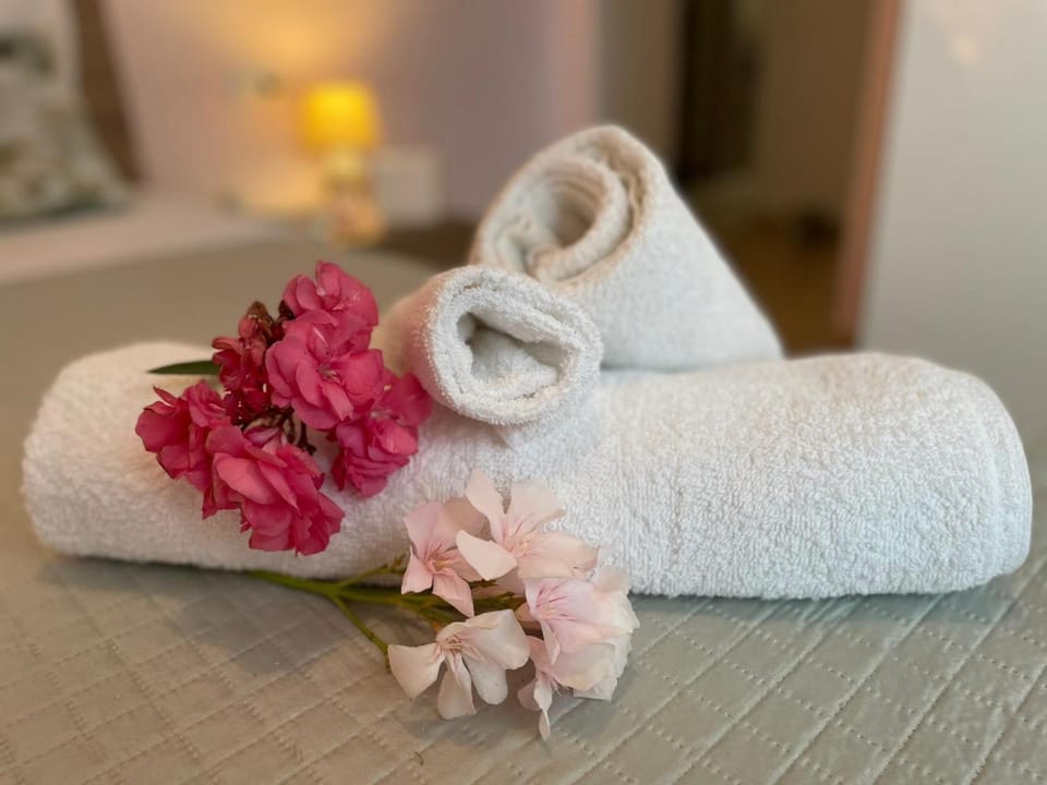 Bed, Photo of the whole room, Bedroom, towels