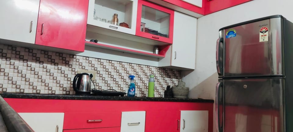 Kitchen or kitchenette, dishwasher, stove