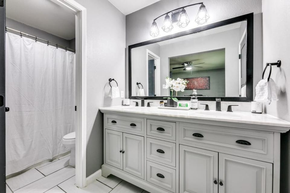 Cozy home near Lovefield Airport & UTSouthwestern House in Dallas