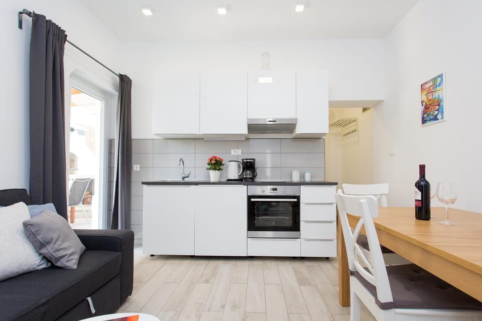 Coffee/tea facilities, Kitchen or kitchenette, Dining area