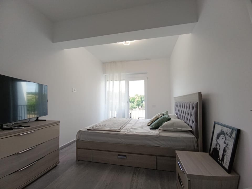 Bed, TV and multimedia, Bedroom