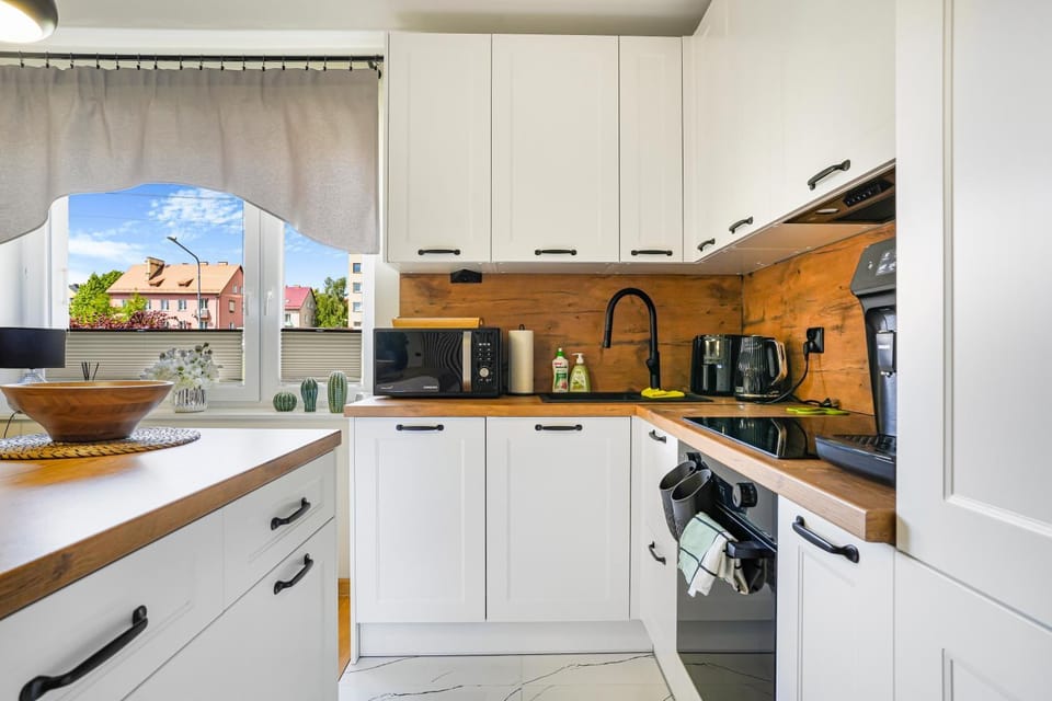 Coffee/tea facilities, Kitchen or kitchenette, dishwasher, oven, stove, dryer
