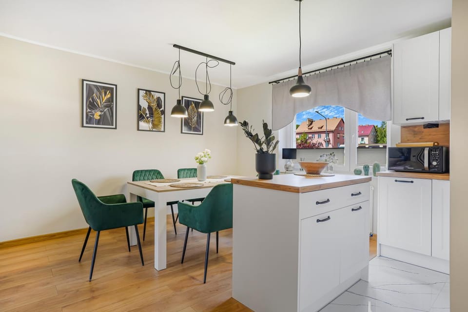 Coffee/tea facilities, Kitchen or kitchenette, Dining area, oven